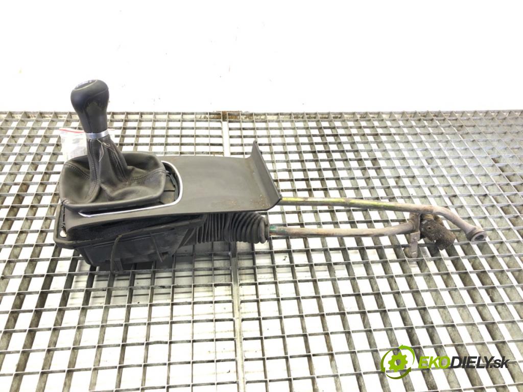 AUDI A6 C5 Avant (4B5) 1997 - 2005    1.9 TDI 96 kW [130 KM] olej napędowy 2001 - 2005  Kulisa 4B0711025F (Rýchlostné páky / kulisy)