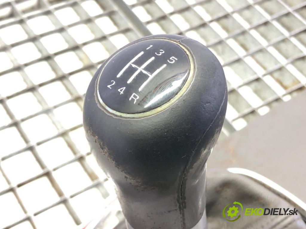 AUDI A6 C5 Avant (4B5) 1997 - 2005    1.9 TDI 96 kW [130 KM] olej napędowy 2001 - 2005  Kulisa 4B0711025F (Rýchlostné páky / kulisy)