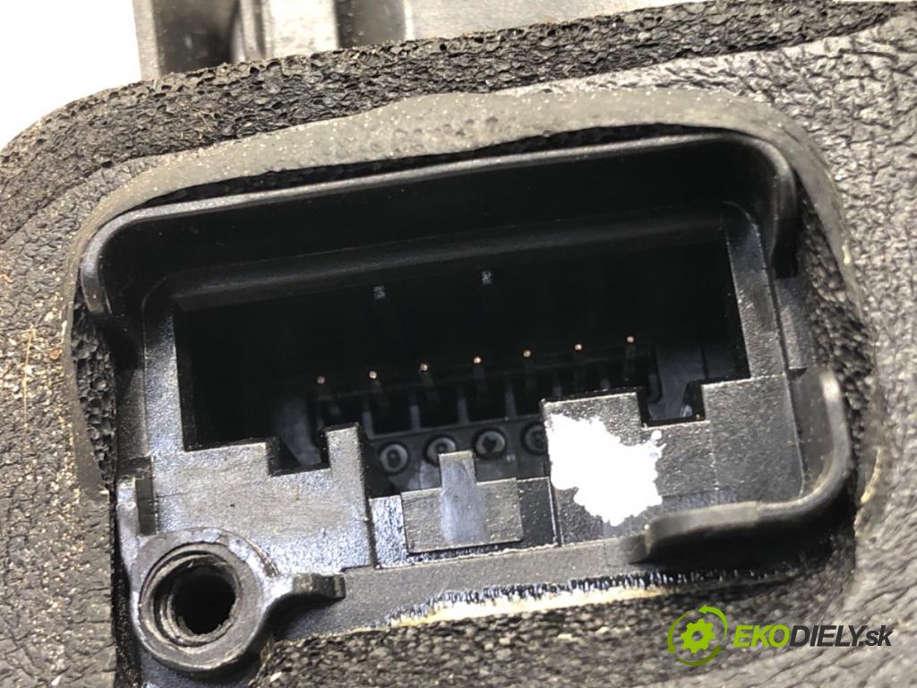 VW POLO V (6R1, 6C1) 2009 - 2022    1.2 TDI 55 kW [75 KM] olej napędowy 2009 - 2022  zámok dveře pravý zadní část 5K4839016F