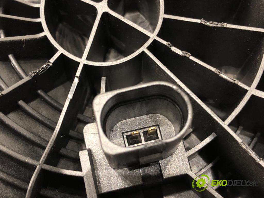 VW POLO V liftback 2010 55 kW 1.2 TDI 1199 klika dveří zadní část