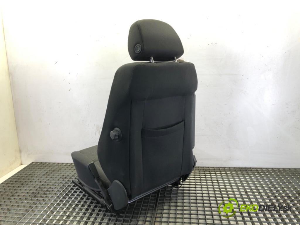 OPEL ASTRA H GTC (A04) 2005 - 2010    1.6 (L08) 77 kW [105 KM] benzyna 2005 - 2010  Sedadlo pravy predný