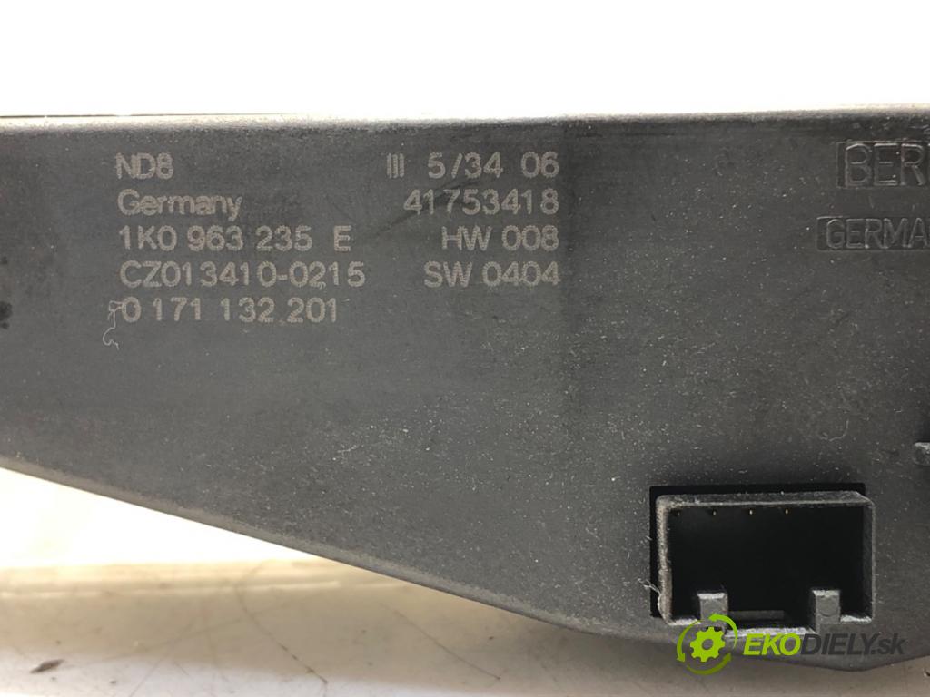 VW GOLF V (1K1) 2003 - 2010    1.9 TDI 77 kW [105 KM] olej napędowy 2003 - 2008  topné těleso radiátor topení elektrická 1KO963235E (Radiátory topení)