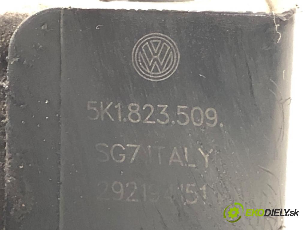 VW GOLF VI Variant (AJ5) 2009 - 2014    1.6 TDI 77 kW [105 KM] olej napędowy 2009 - 2013  zámok kapoty přední část 5K1823509