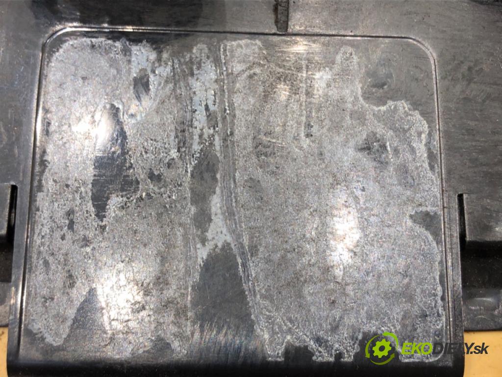 AUDI A4 B5 Avant (8D5) 1994 - 2002    1.9 TDI 85 kW [115 KM] olej napędowy 2000 - 2001  Panel ovládania kúrenia  (Prepínače, spínače, tlačidlá a ovládače kúrenia)