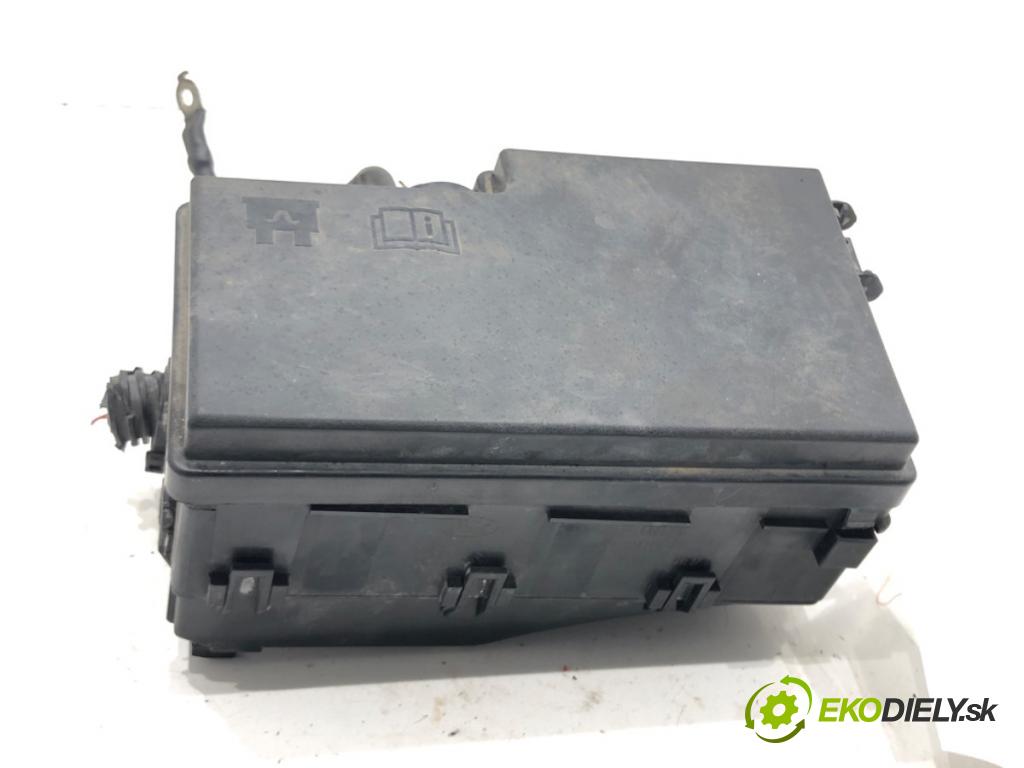 FORD FOCUS C-MAX (DM2) 2003 - 2007    1.6 TDCi 80 kW [109 KM] olej napędowy 2003 - 2007  skříňka poistková 3M5T-14A067-BC (Pojistkové skříňky)