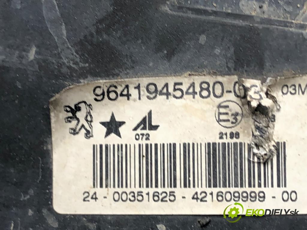 PEUGEOT 407 (6D_) 2004 - 2011    2.0 HDi 135 (6DRHRH, 6DRHRE, 6DRHRG, 6DRHRJ) 100 kW [136 KM] olej napędowy 2004 - 2010  hmlové svetlo, hmlovka pravý přední část