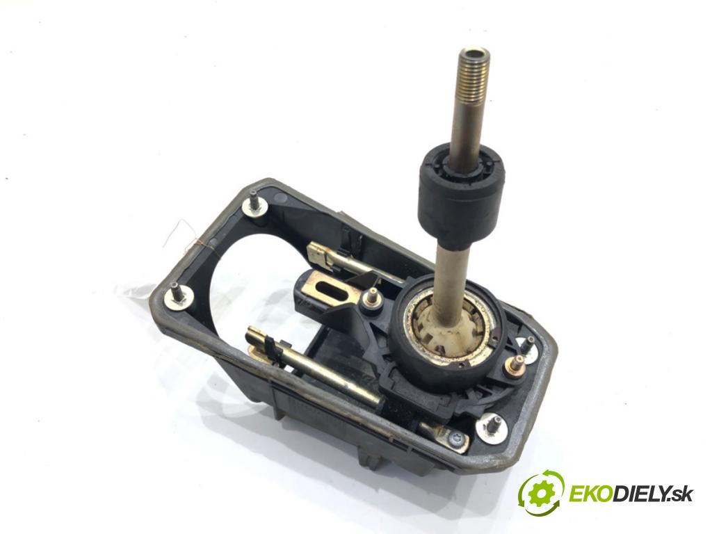 AUDI A4 B5 (8D2) 1994 - 2001    1.8 92 kW [125 KM] benzyna 1994 - 2000  Kulisa 4B0711025D (Rýchlostné páky / kulisy)