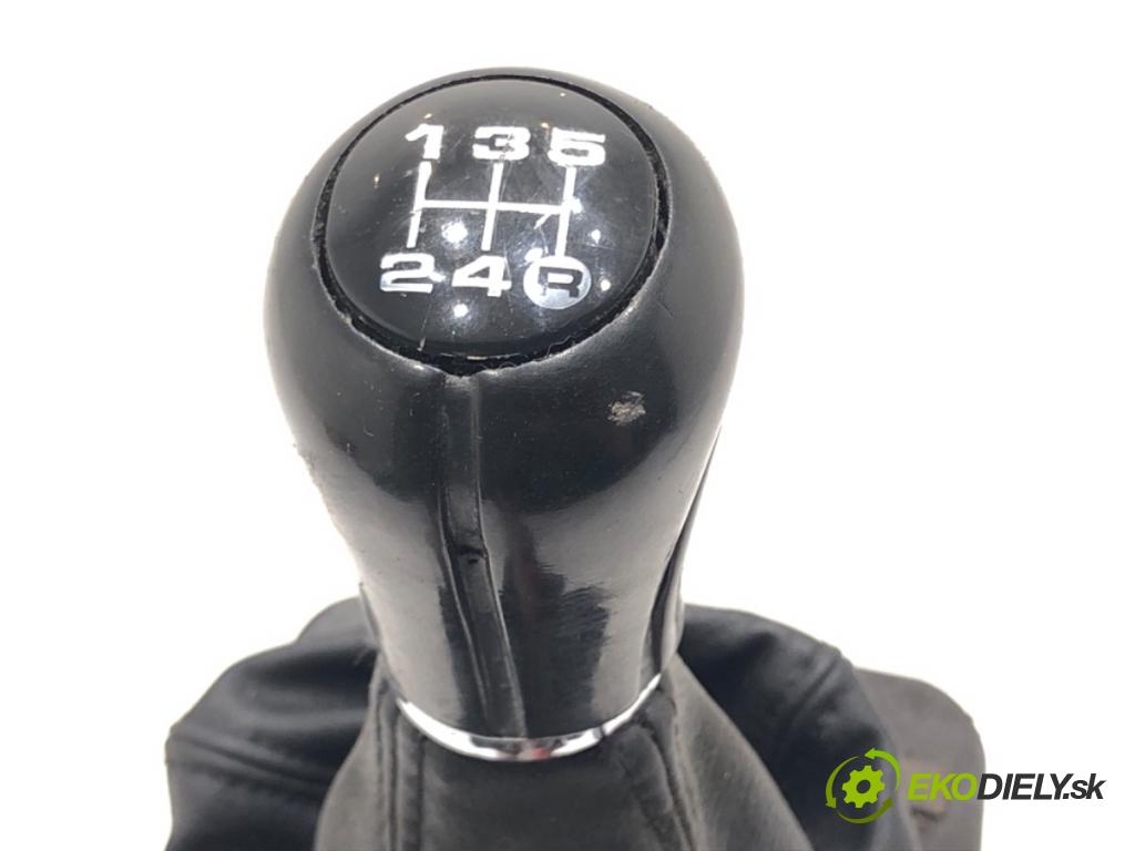 AUDI A4 B5 (8D2) 1994 - 2001    1.6 74 kW [100 KM] benzyna 1994 - 2000  Kulisa  (Rýchlostné páky / kulisy)