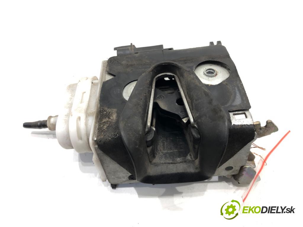 AUDI A3 (8L1) 1996 - 2006    1.9 TDI 96 kW [130 KM] olej napędowy 2000 - 2003  zámok dveře pravý přední část AKS8L0173B