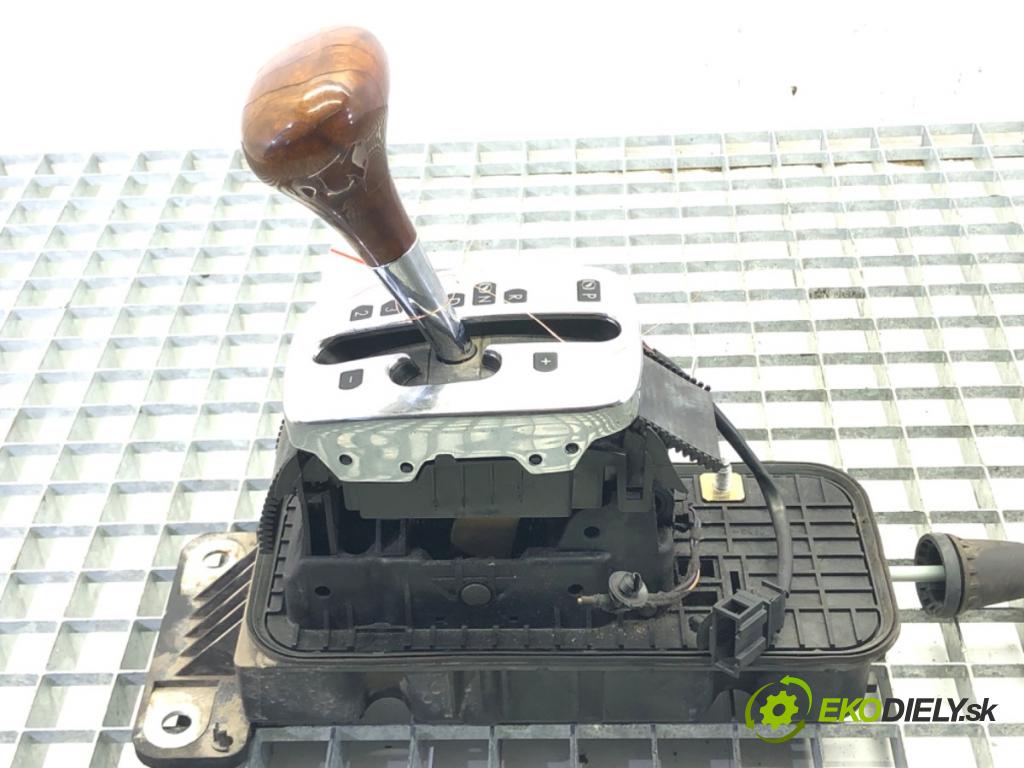 VW BORA Variant (1J6) 1999 - 2005    1.9 TDI 85 kW [115 KM] olej napędowy 1999 - 2001  Kulisa 1J0713025J (Rýchlostné páky / kulisy)