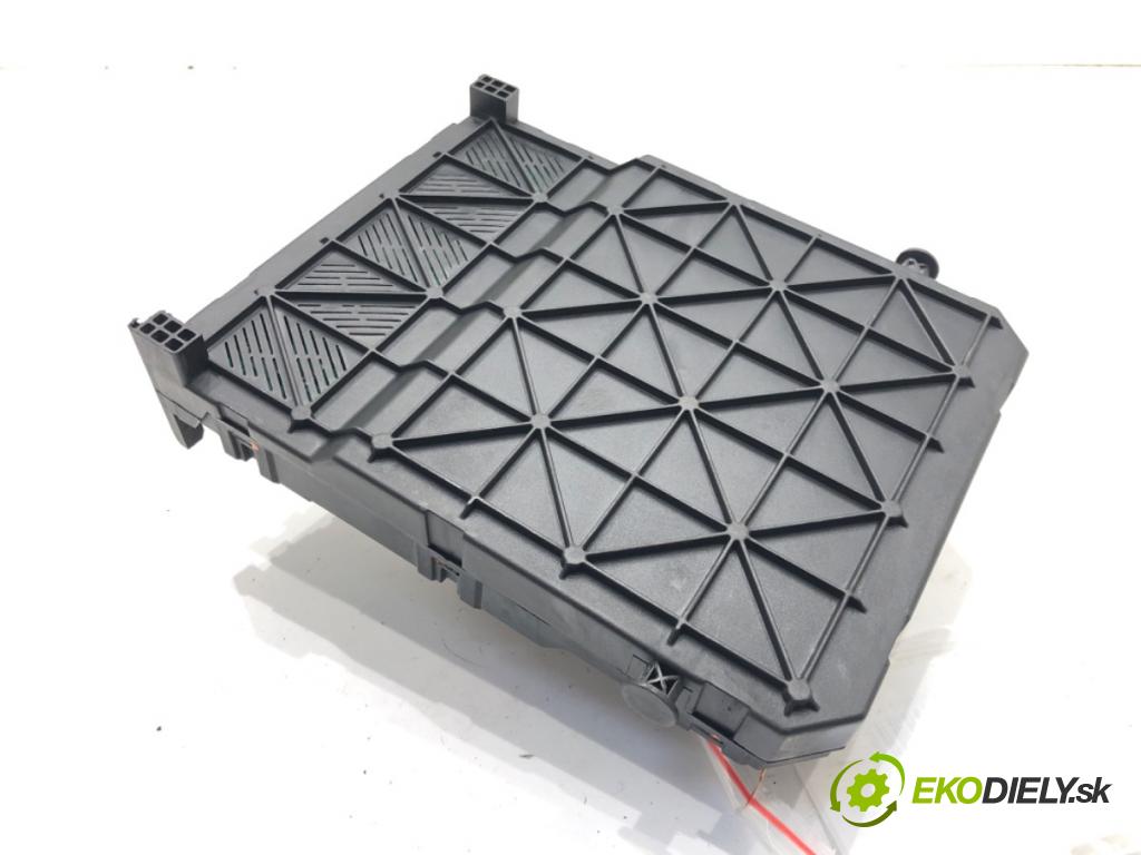 PEUGEOT 407 (6D_) 2004 - 2011    2.0 (6DRFNB, 6DRFNE) 100 kW [136 KM] benzyna 2004 - 2005  modul BSI S120104500J (Pojistkové skříňky)