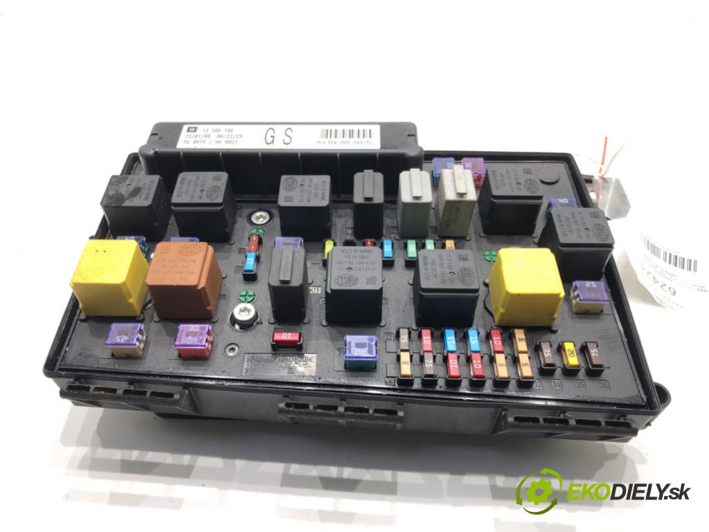 OPEL ZAFIRA B Nadwozie pełne/minivan (A05) 2005 - 2015    1.9 CDTI VAN (M75) 110 kW [150 KM] olej napędowy 2005 - 2015  skříňka poistková 13206746GS (Pojistkové skříňky)