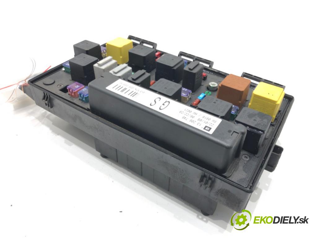 OPEL ZAFIRA B Nadwozie pełne/minivan (A05) 2005 - 2015    1.9 CDTI VAN (M75) 110 kW [150 KM] olej napędowy 2005 - 2015  skříňka poistková 13206746GS (Pojistkové skříňky)