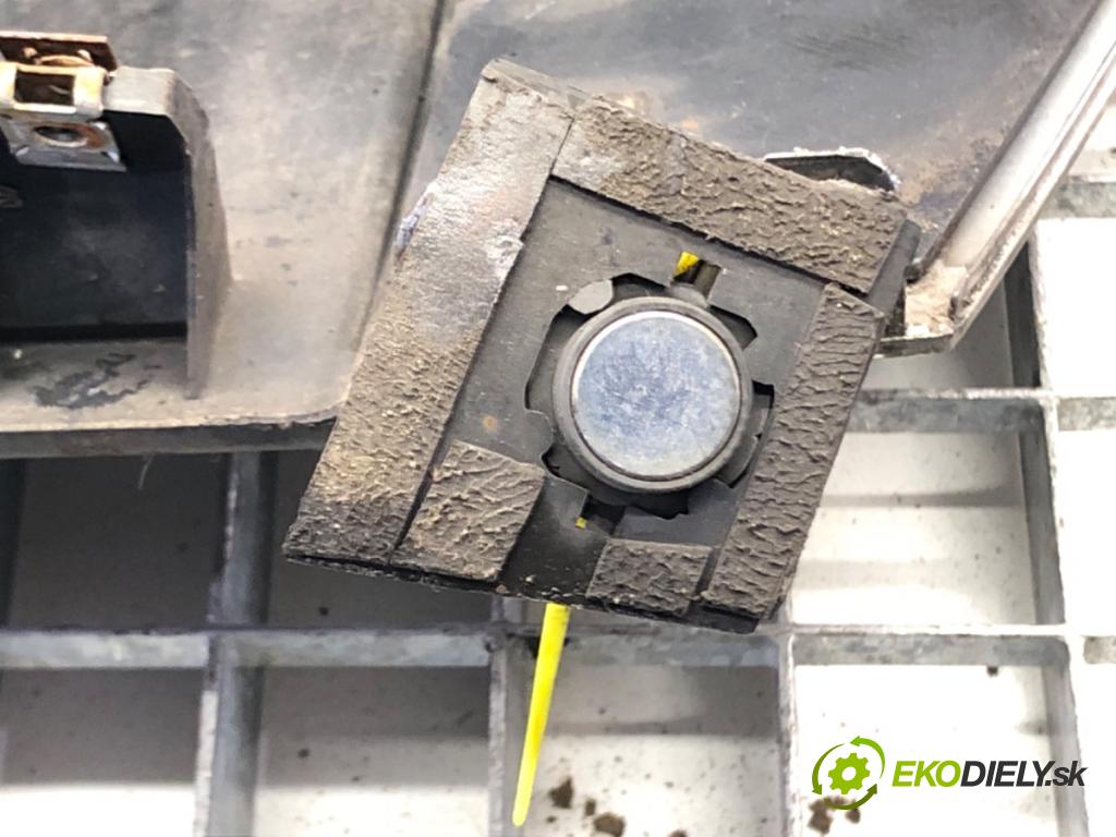 VW PASSAT B6 (3C2) 2005 - 2010    1.4 TSI 90 kW [122 KM] benzyna 2007 - 2010  mřížka maska 3C0853651A (Mřížky (masky) chladičů)