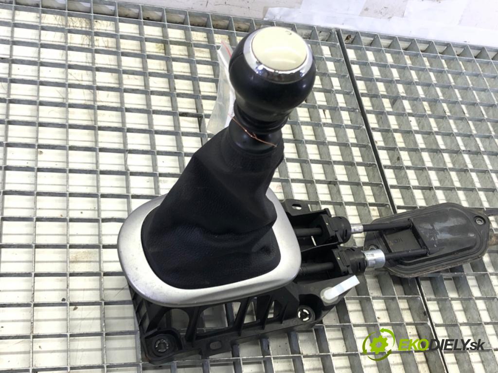 TOYOTA YARIS (_P13_) 2010 - 2022    1.4 D (NLP130_) 66 kW [90 KM] olej napędowy 2011 - 2022  Kulisa  (Rýchlostné páky / kulisy)