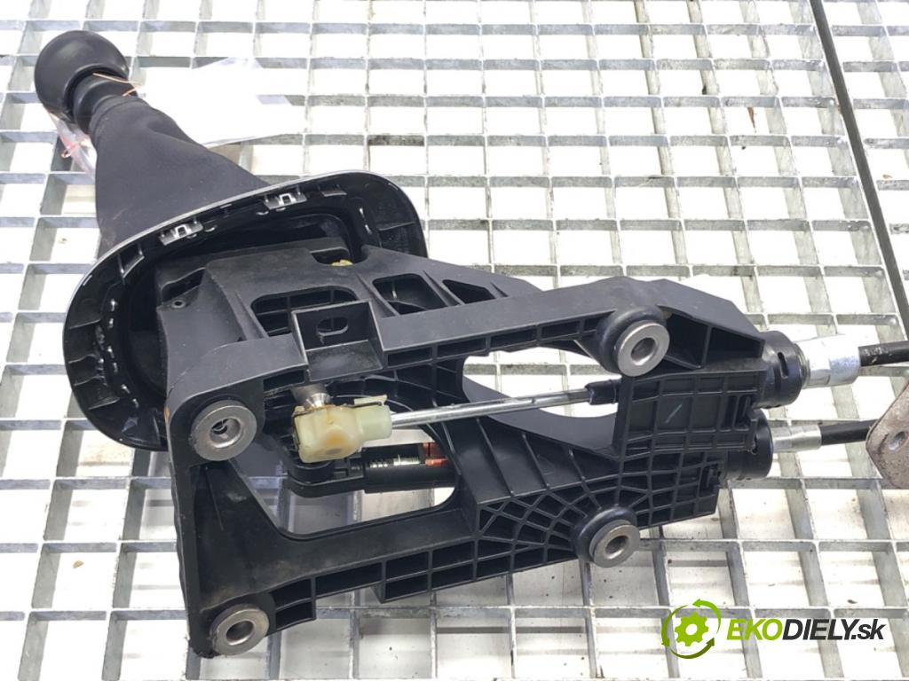 TOYOTA YARIS (_P13_) 2010 - 2022    1.4 D (NLP130_) 66 kW [90 KM] olej napędowy 2011 - 2022  Kulisa  (Rýchlostné páky / kulisy)