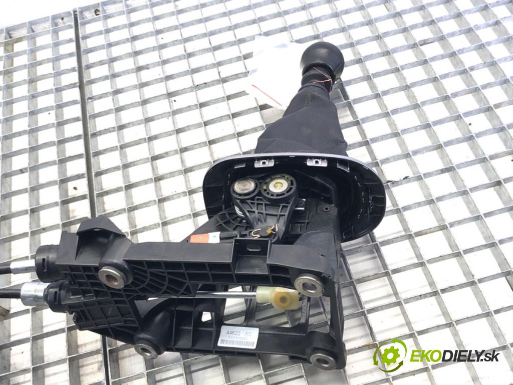 TOYOTA YARIS (_P13_) 2010 - 2022    1.4 D (NLP130_) 66 kW [90 KM] olej napędowy 2011 - 2022  Kulisa  (Rýchlostné páky / kulisy)