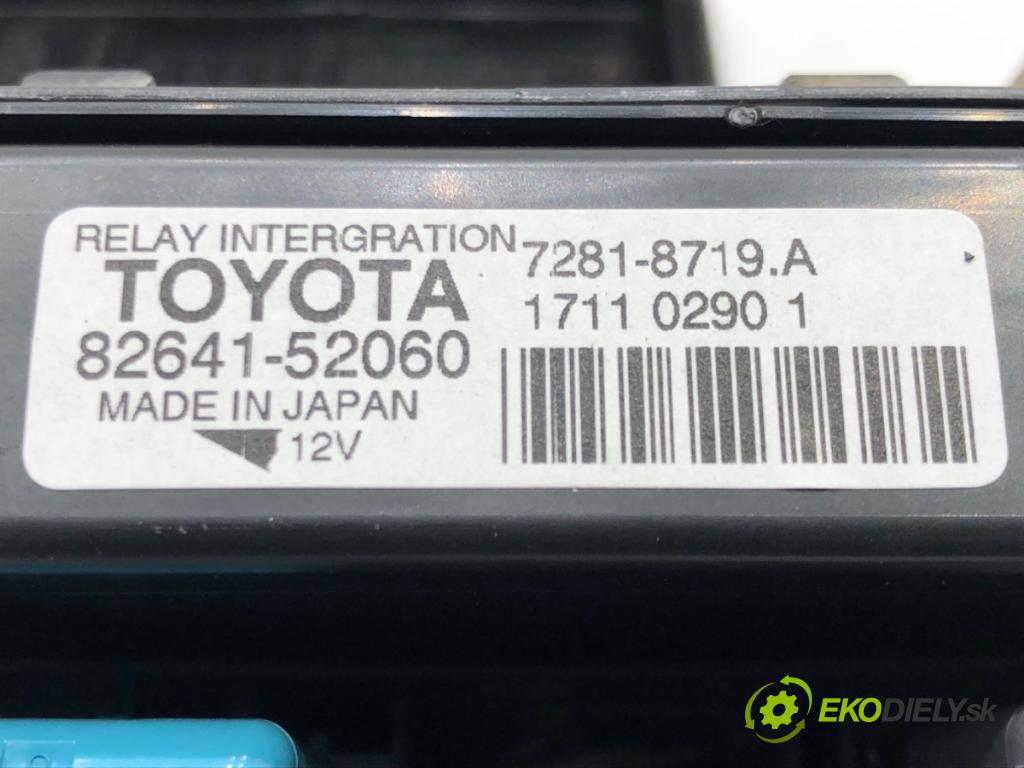TOYOTA YARIS (_P13_) 2010 - 2022    1.4 D (NLP130_) 66 kW [90 KM] olej napędowy 2011 - 2022  Skrinka poistková 82641-52060 (Poistkové skrinky)