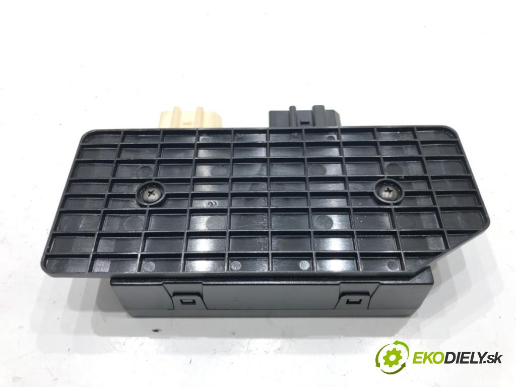 VW PASSAT B5 (3B2) 1996 - 2001    1.6 74 kW [101 KM] benzyna 1996 - 2000  Modul komfortu 3B0959798 (Moduly komfortu)