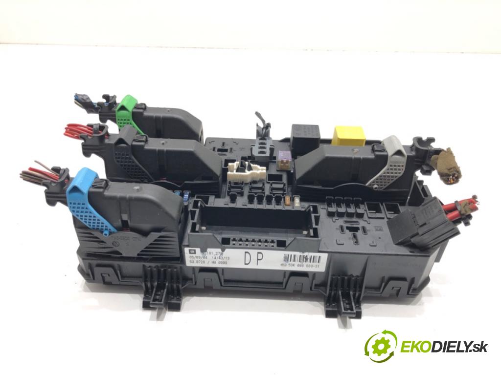 OPEL ASTRA H Kombi (A04) 2004 - 2014    1.7 CDTI (L35) 74 kW [101 KM] olej napędowy 2004 - 2010  skříňka poistková 13181278DP (Pojistkové skříňky)