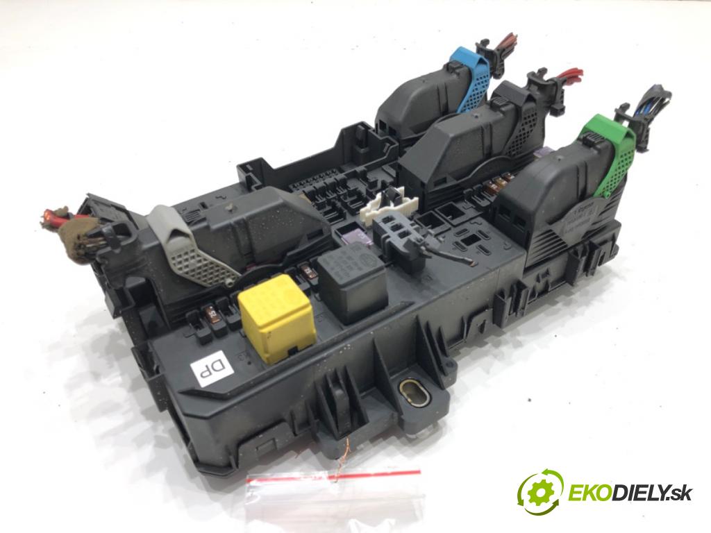 OPEL ASTRA H Kombi (A04) 2004 - 2014    1.7 CDTI (L35) 74 kW [101 KM] olej napędowy 2004 - 2010  skříňka poistková 13181278DP (Pojistkové skříňky)