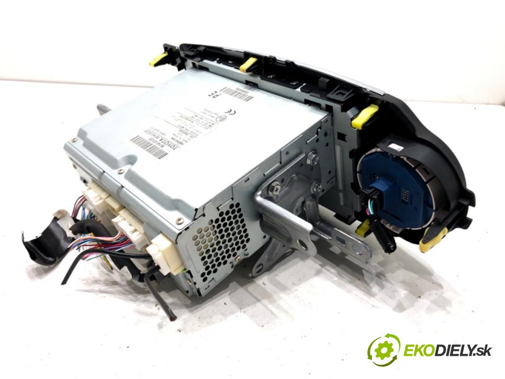 TOYOTA YARIS Nadwozie pełne / liftback (_P13_) 2012 - 2022    1.5 Hybrid (NHP130) 55 kW [75 KM] Hybryda silnik benzynowy / elektryczny 2015 - 2022  RADIO Navigácia 86140-0D220 (Audio zariadenia)