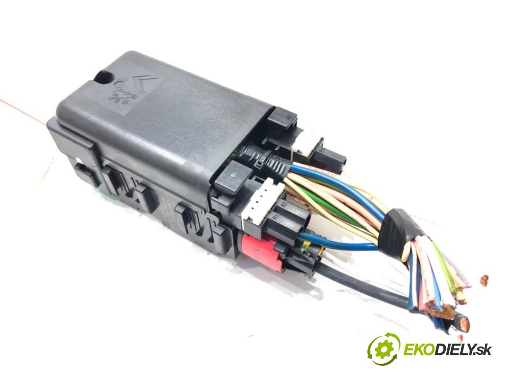 PEUGEOT 508 SW I (8E_) 2010 - 2018    1.6 HDi 82 kW [112 KM] olej napędowy 2010 - 2018  skříňka poistková 9665492680 (Pojistkové skříňky)