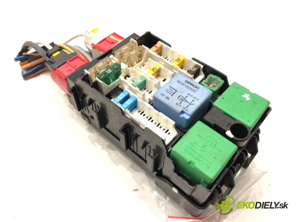 PEUGEOT 508 SW I (8E_) 2010 - 2018    1.6 HDi 82 kW [112 KM] olej napędowy 2010 - 2018  skříňka poistková 9665492680 (Pojistkové skříňky)