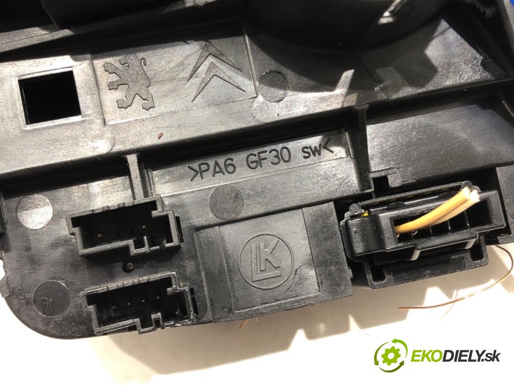 PEUGEOT 508 SW I (8E_) 2010 - 2018    1.6 HDi 82 kW [112 KM] olej napędowy 2010 - 2018  Prepínač kombinovaný 96759261XT (Prepínače, spínače, tlačidlá a ovládače kúrenia)