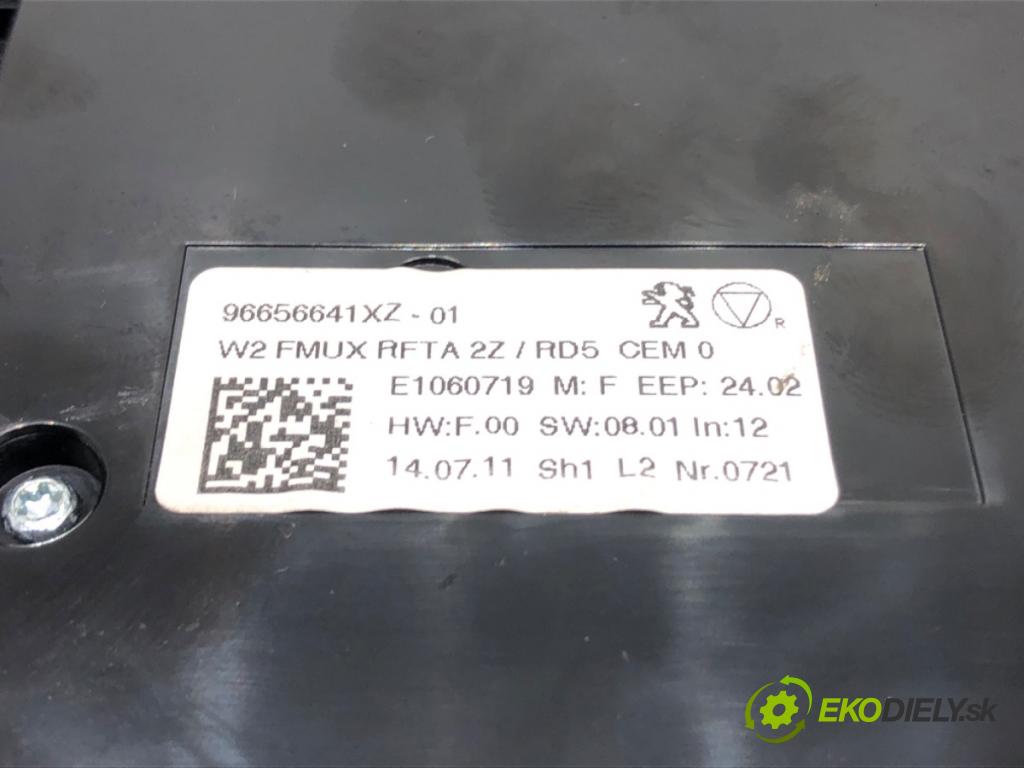 PEUGEOT 508 SW I (8E_) 2010 - 2018    1.6 HDi 82 kW [112 KM] olej napędowy 2010 - 2018  Panel ovládania radia 96656641XZ (Prepínače, spínače, tlačidlá a ovládače kúrenia)