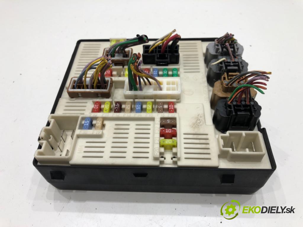 RENAULT MEGANE III liftback (BZ0/1_, B3_) 2008 - 2022    1.6 16V (BZ1B, BZ1H) 81 kW [110 KM] benzyna 2008 - 2022  skříňka poistková 284B61871R (Pojistkové skříňky)