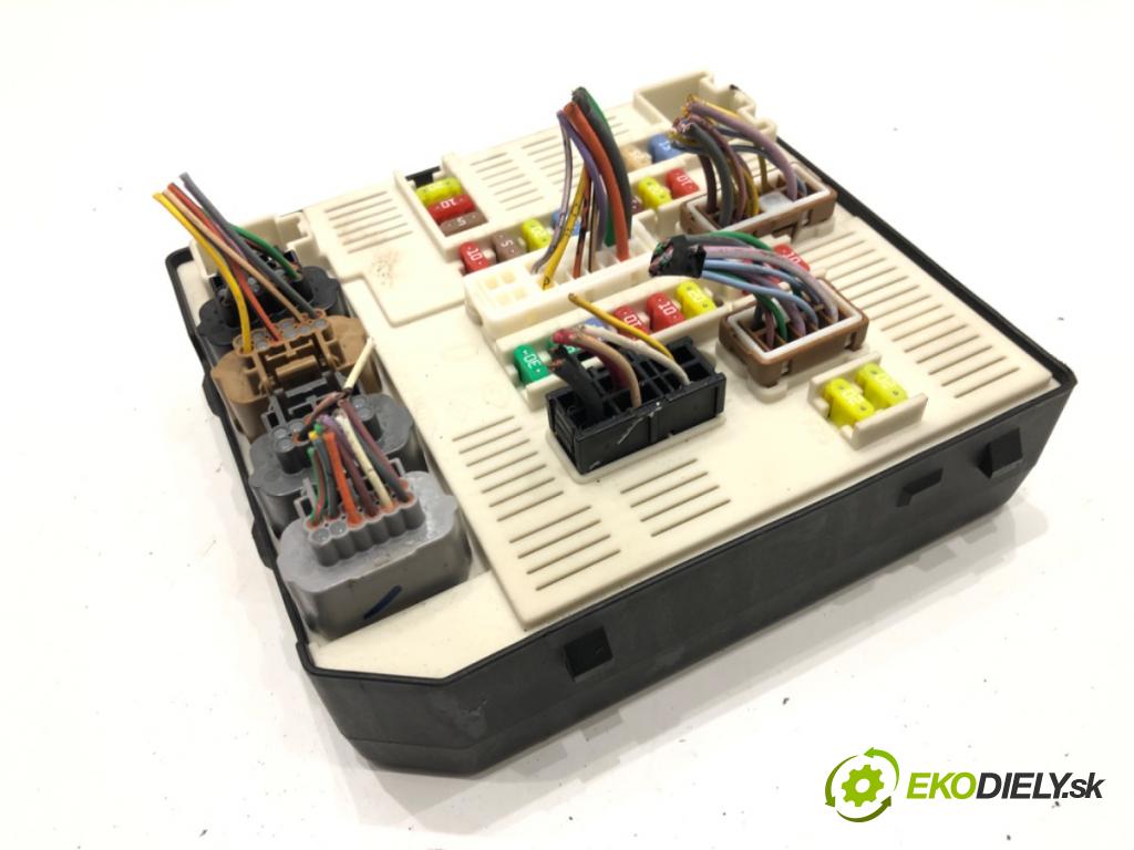 RENAULT MEGANE III liftback (BZ0/1_, B3_) 2008 - 2022    1.6 16V (BZ1B, BZ1H) 81 kW [110 KM] benzyna 2008 - 2022  skříňka poistková 284B61871R (Pojistkové skříňky)