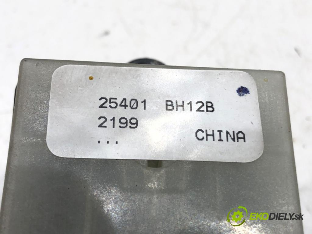 NISSAN NOTE (E11, NE11) 2005 - 2013    1.4 65 kW [88 KM] benzyna 2006 - 2012  Prepínač okien 25401-BH12B (Prepínače, spínače, tlačidlá a ovládače kúrenia)
