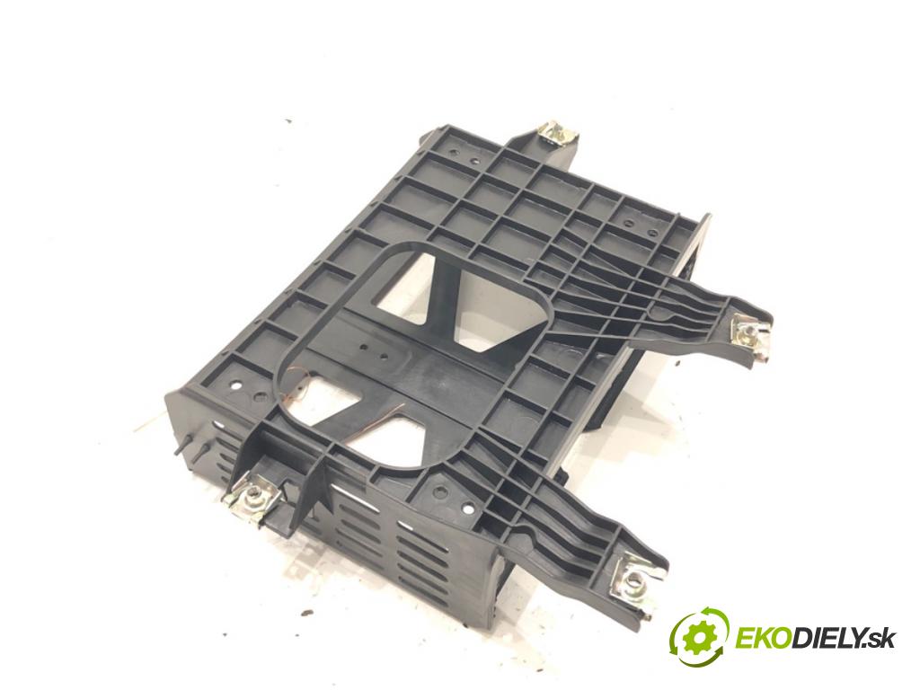 AUDI A4 B9 (8W2, 8WC) 2015 - 2022    35 TFSI Mild Hybrid 110 kW [150 KM] Hybryda silnik benzynowy / elektryczny 2018 - 2022  Držiak Uchytenie ŘIDIČE: 8W1857290