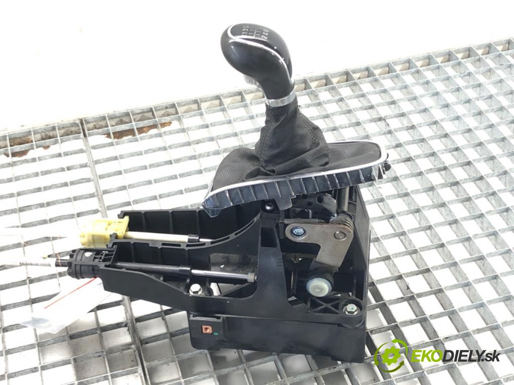 OPEL ASTRA J GTC 2011 - 2022    2.0 CDTI (08) 121 kW [165 KM] olej napędowy 2011 - 2015  Kulisa 55576410 (Rýchlostné páky / kulisy)