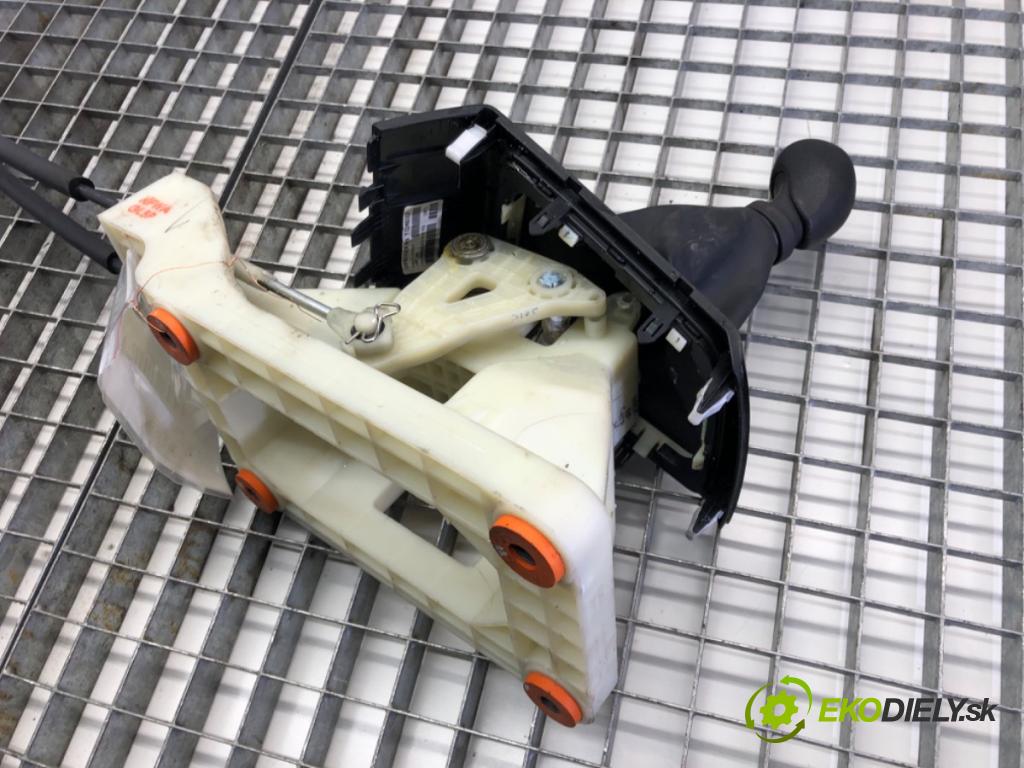 HYUNDAI i20 II (GB, IB) 2014 - 2022    1.2 62 kW [84 KM] benzyna 2014 - 2022  Kulisa  (Rýchlostné páky / kulisy)