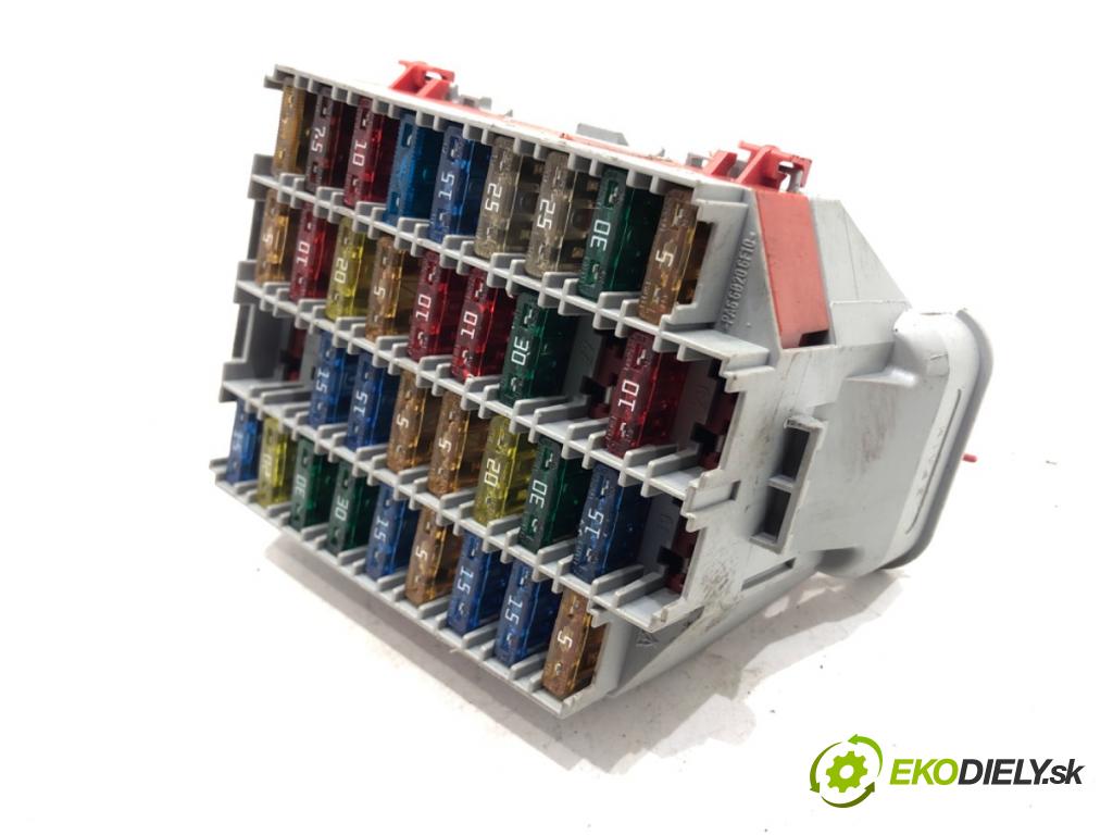 VOLVO S60 I (384) 2000 - 2010    2.4 125 kW [170 KM] benzyna 2000 - 2010  skříňka poistková 9162439 (Pojistkové skříňky)