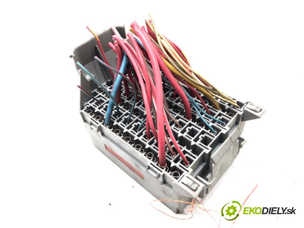 VOLVO S60 I (384) 2000 - 2010    2.4 125 kW [170 KM] benzyna 2000 - 2010  skříňka poistková 9162439 (Pojistkové skříňky)