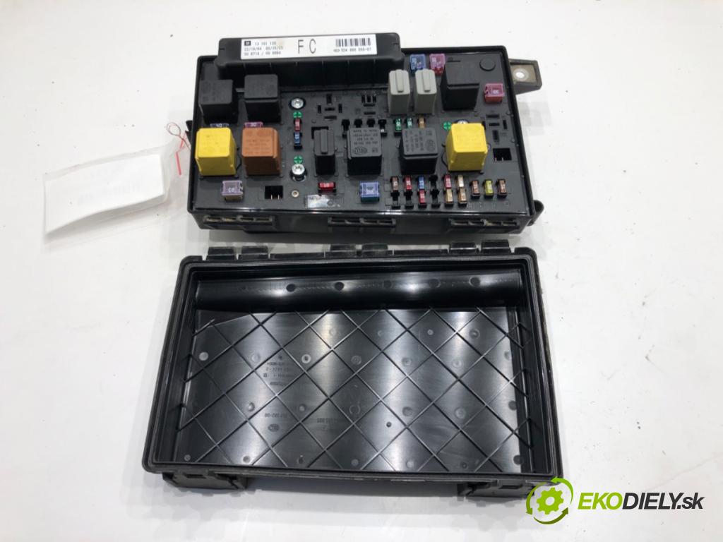 OPEL ASTRA H Kombi (A04) 2004 - 2014    1.4 (L35) 66 kW [90 KM] benzyna 2004 - 2010  skříňka poistková 13191126FC (Pojistkové skříňky)