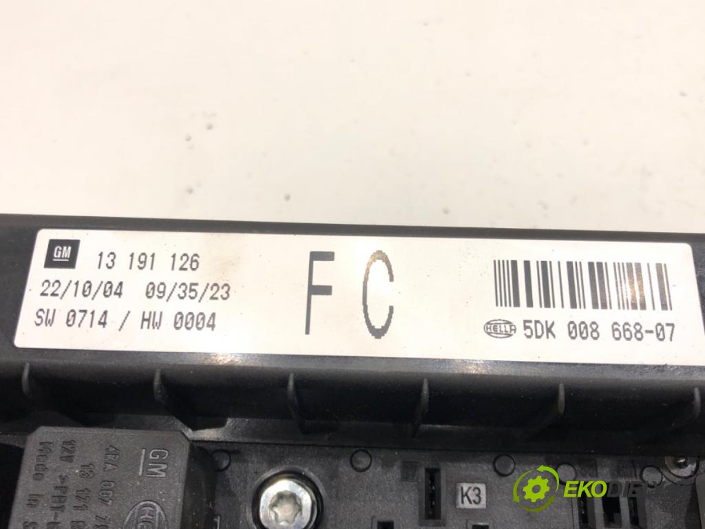 OPEL ASTRA H Kombi (A04) 2004 - 2014    1.4 (L35) 66 kW [90 KM] benzyna 2004 - 2010  skříňka poistková 13191126FC (Pojistkové skříňky)