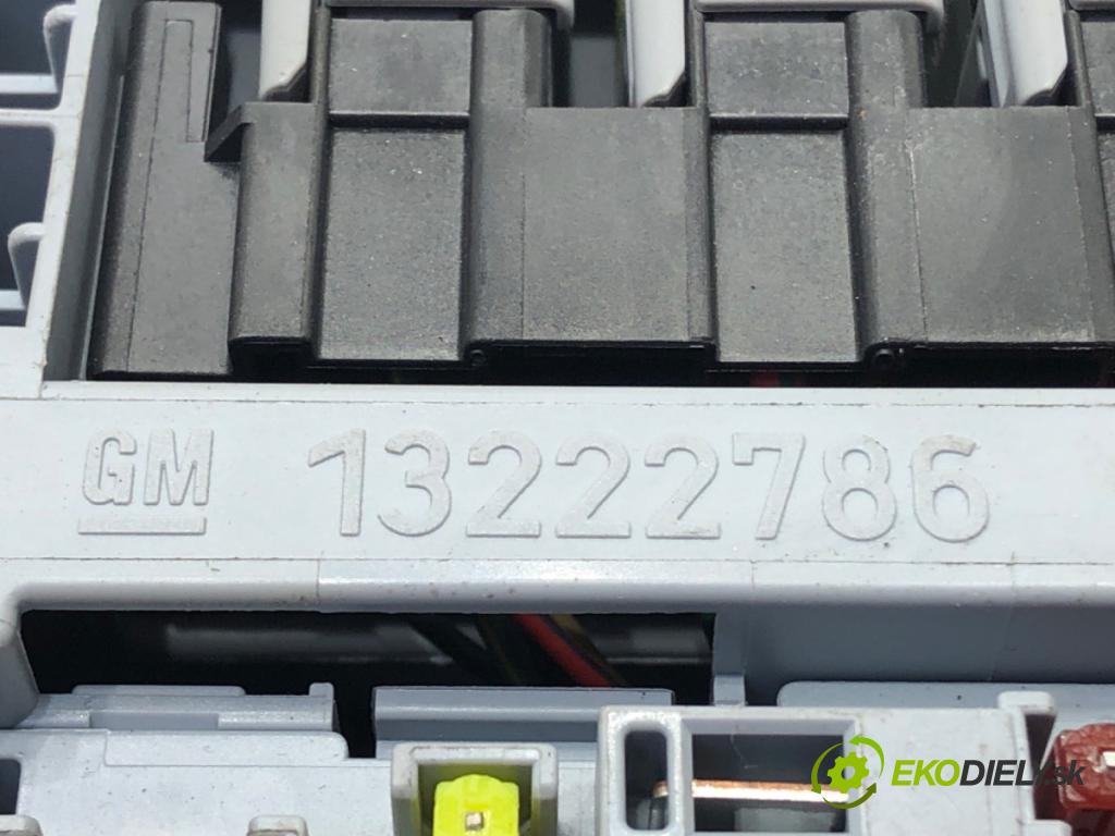 CHEVROLET CRUZE (J300) 2009 - 2022    1.6 91 kW [124 KM] benzyna 2009 - 2022  skříňka poistková 13222786 (Pojistkové skříňky)