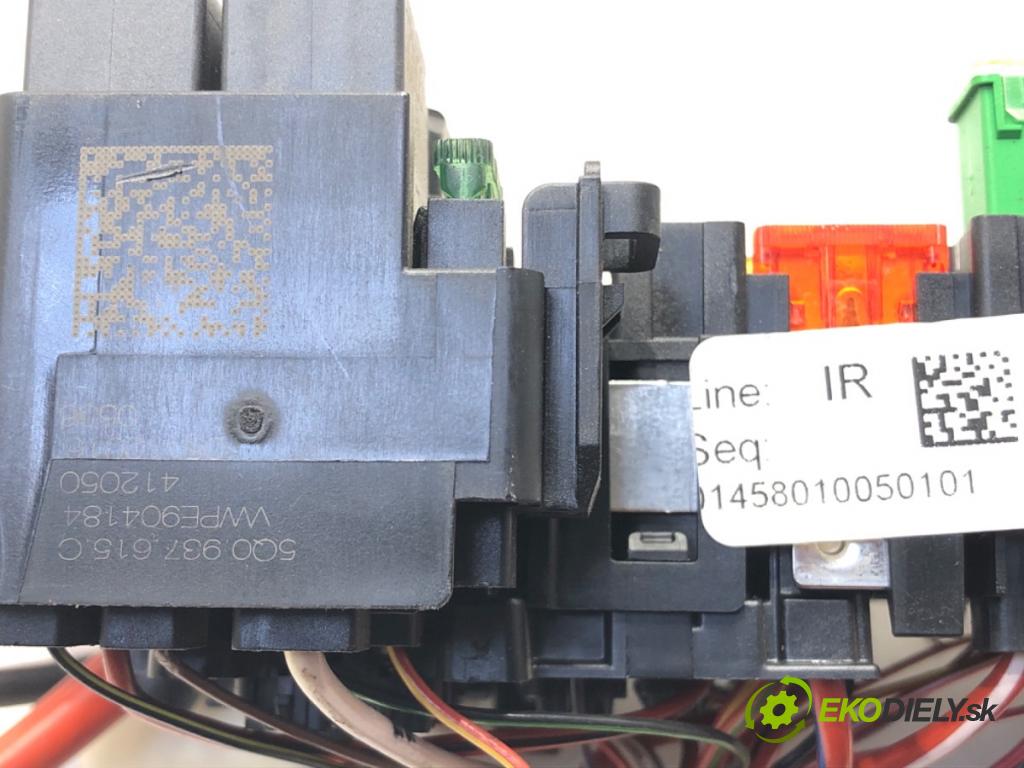 VW GOLF VII (5G1, BQ1, BE1, BE2) 2012 - 2022    1.8 TSI 125 kW [170 KM] benzyna 2013 - 2022  skříňka poistková 5Q0937615C (Pojistkové skříňky)