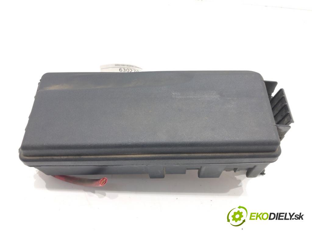 OPEL SIGNUM liftback (Z03) 2003 - 2008    1.9 CDTI (F48) 110 kW [150 KM] olej napędowy 2004 - 2008  skříňka poistková 13172978DE (Pojistkové skříňky)