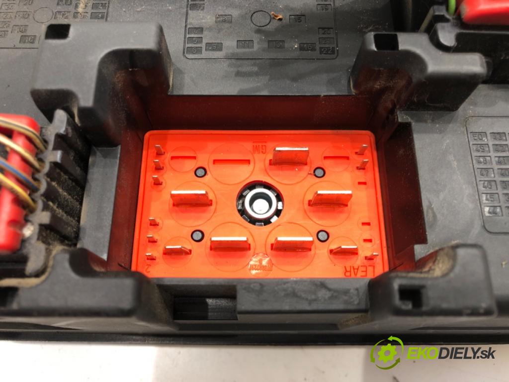 OPEL SIGNUM liftback (Z03) 2003 - 2008    1.9 CDTI (F48) 110 kW [150 KM] olej napędowy 2004 - 2008  skříňka poistková 13172978DE (Pojistkové skříňky)