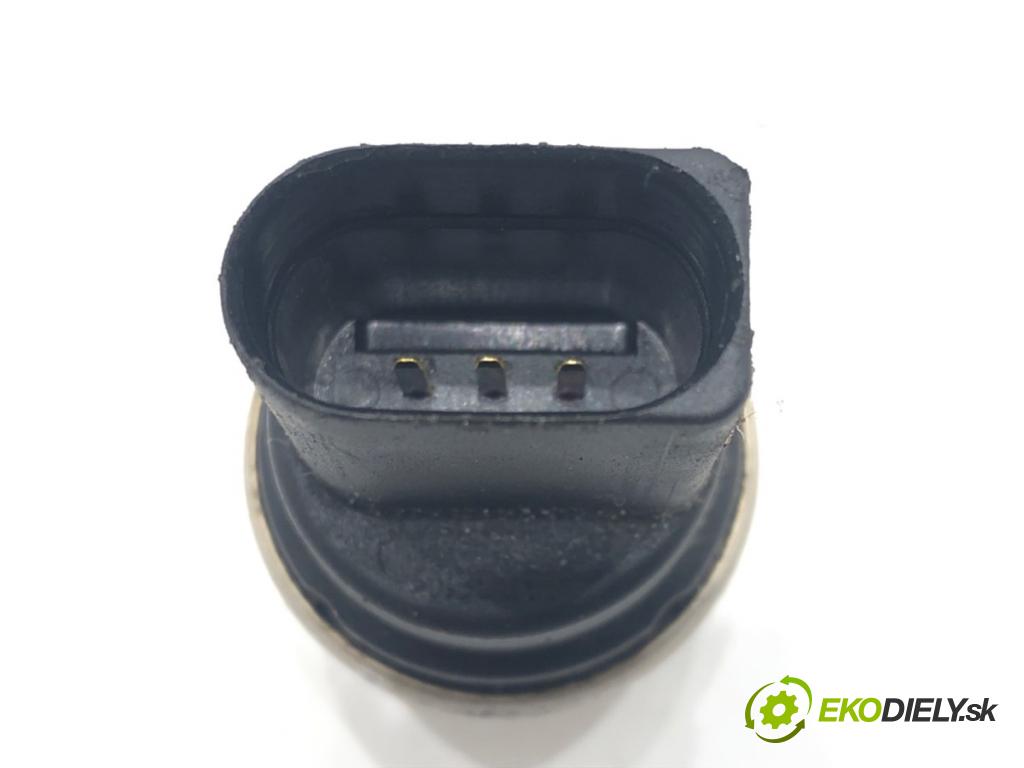 AUDI A4 B6 (8E2) 2000 - 2005    2.4 125 kW [170 KM] benzyna 2001 - 2004  snímač klimatizace 8Z0959126 (Snímače)