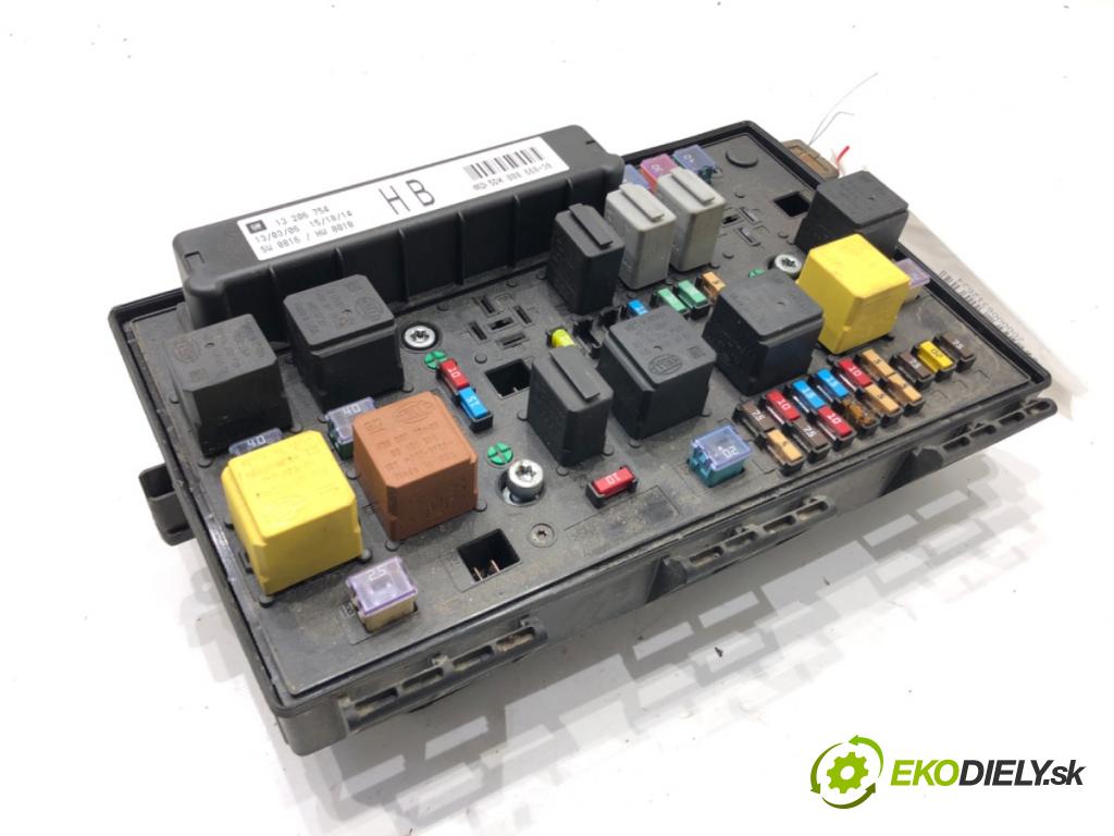 OPEL ZAFIRA B Nadwozie pełne/minivan (A05) 2005 - 2015    1.9 CDTI VAN (M75) 110 kW [150 KM] olej napędowy 2005 - 2015  skříňka poistková 13206754HB (Pojistkové skříňky)