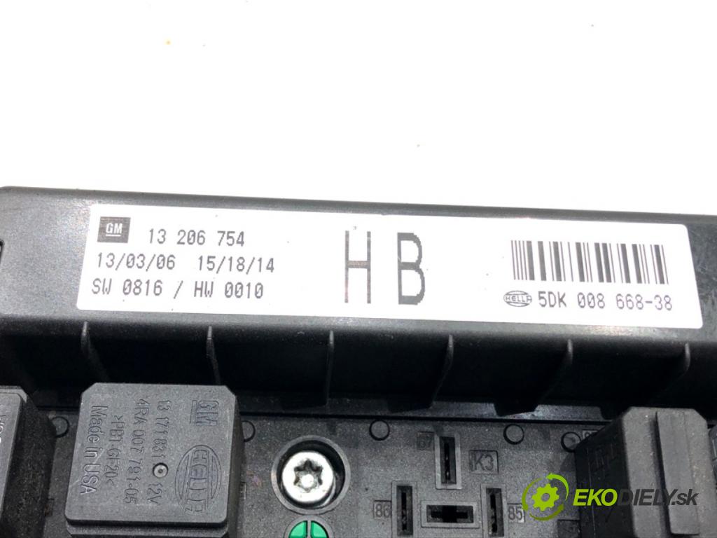 OPEL ZAFIRA B Nadwozie pełne/minivan (A05) 2005 - 2015    1.9 CDTI VAN (M75) 110 kW [150 KM] olej napędowy 2005 - 2015  skříňka poistková 13206754HB (Pojistkové skříňky)