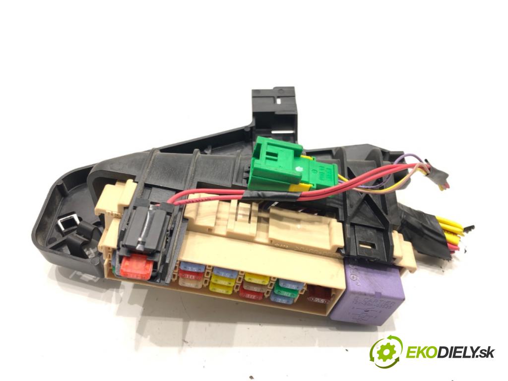 RENAULT CLIO III (BR0/1, CR0/1) 2005 - 2014    1.2 16V (BR0R, BR1D, BR1L, CR0R) 48 kW [65 KM] benzyna 2005 - 2014  skříňka poistková 8200358192 (Pojistkové skříňky)