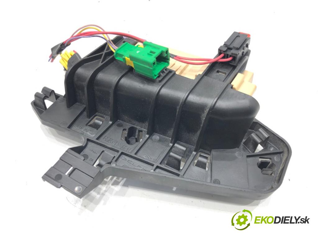 RENAULT CLIO III (BR0/1, CR0/1) 2005 - 2014    1.2 16V (BR0R, BR1D, BR1L, CR0R) 48 kW [65 KM] benzyna 2005 - 2014  skříňka poistková 8200358192 (Pojistkové skříňky)