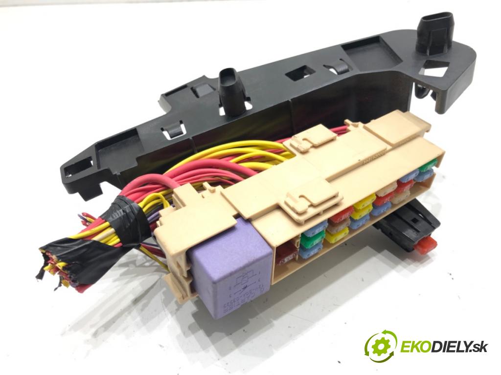 RENAULT CLIO III (BR0/1, CR0/1) 2005 - 2014    1.2 16V (BR0R, BR1D, BR1L, CR0R) 48 kW [65 KM] benzyna 2005 - 2014  skříňka poistková 8200358192 (Pojistkové skříňky)